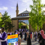 مئات المصلين يخرجون من مسجد ستوكهولم الكبير في السويد بمناسبة عيد الأضحى 2026، مع لقطات عائلية دافئة.