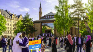 مئات المصلين يخرجون من مسجد ستوكهولم الكبير في السويد بمناسبة عيد الأضحى 2026، مع لقطات عائلية دافئة.