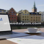 إقرار ضريبي وجهاز كمبيوتر في السويد مع إطلالة على ستوكهولم، يمثل مواعيد الضرائب لعام 2026.